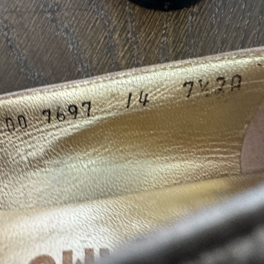 Genuine Ferragamo Gold flats. SZ 7 1/2. - Picture 6 of 9